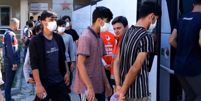 Edirne’de 110 Yabancı Uyruklu Göçmen Sınır Dışı Edilmek Üzere İ̇stanbul’a Gönderildi