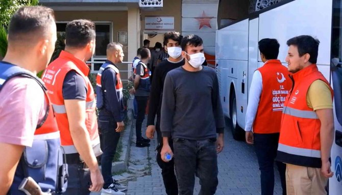 Edirne’de 110 Yabancı Uyruklu Göçmen Sınır Dışı Edilmek Üzere İ̇stanbul’a Gönderildi
