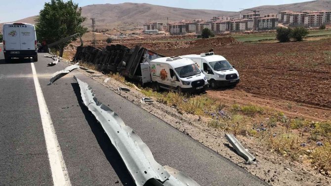 Tavuk Yüklü Tır Şarampole Devrildi: 1 Yaralı