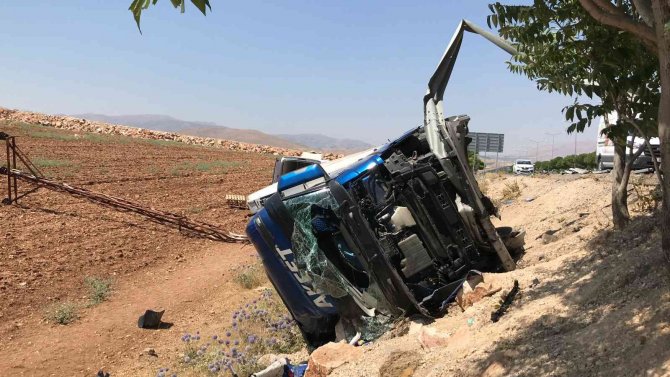 Tavuk Yüklü Tır Şarampole Devrildi: 1 Yaralı