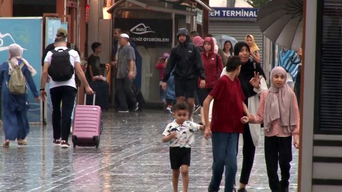 İ̇stanbul’da Sağanak Yağış Etkili Oluyor