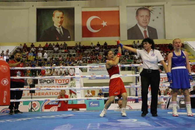 Uşak’ın Demir Yumruğu Sıla Özkan, Avrupa Şampiyonasında Çeyrek Finale Yükseldi