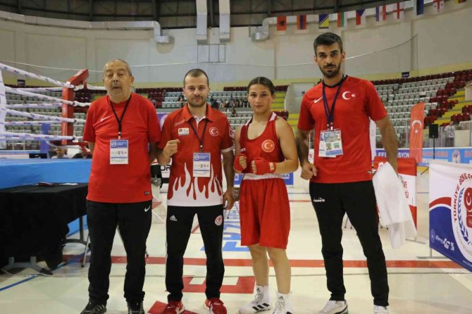 Uşak’ın Demir Yumruğu Sıla Özkan, Avrupa Şampiyonasında Çeyrek Finale Yükseldi