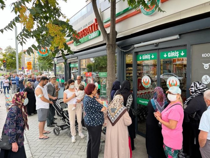 Tarım Kredi Kooperatif Marketi Önünde İndirim Yoğunluğu