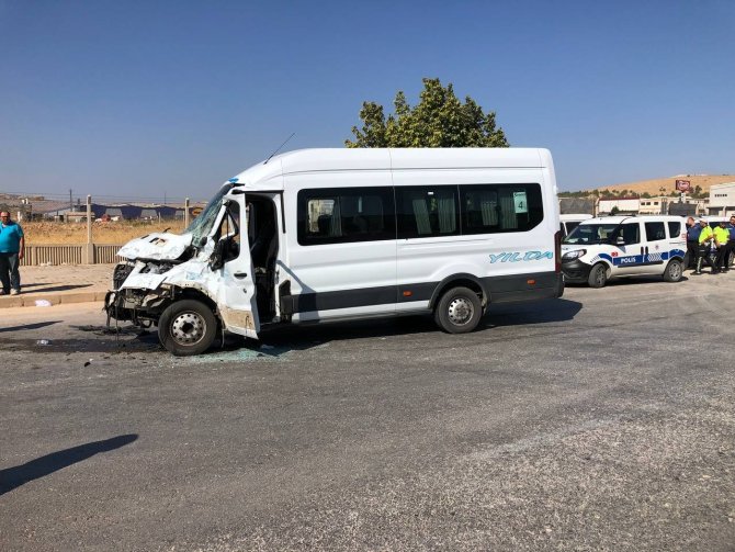 İ̇şçi Servisi Tıra Arkadan Çarptı: 6 Yaralı