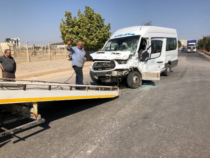 İ̇şçi Servisi Tıra Arkadan Çarptı: 6 Yaralı