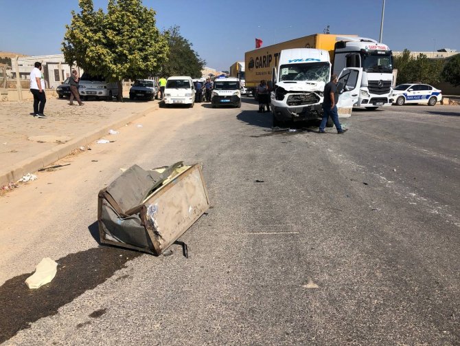İ̇şçi Servisi Tıra Arkadan Çarptı: 6 Yaralı