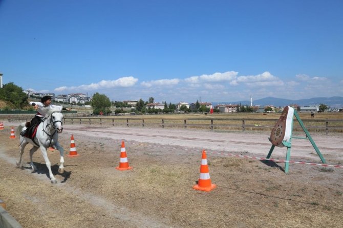 Rahvan At Yarışları Nefes Kesti
