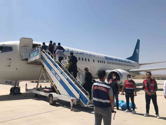 Iğdır Ve Ağrı’dan 136 Afganistanlı Göçmen Ülkelerine Gönderildi