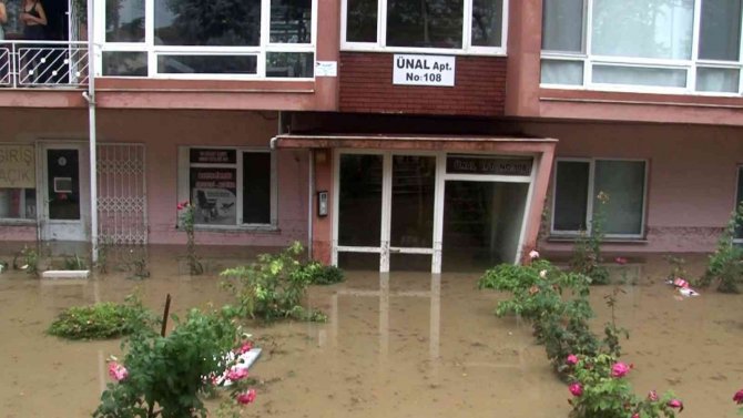 Sarıyer’de Evleri Su Bastı
