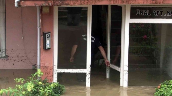 Sarıyer’de Evleri Su Bastı
