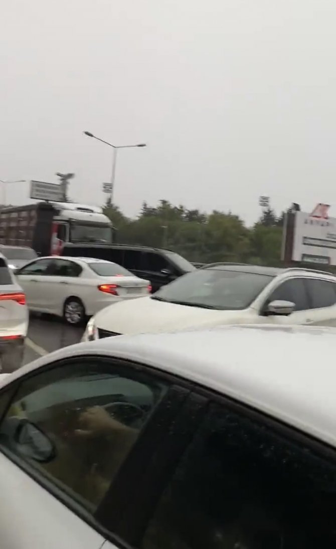 Şile Otobanında Yağış Nedeniyle Araçlar Mahsur Kaldı, Sürücüler Zor Anlar Yaşadı