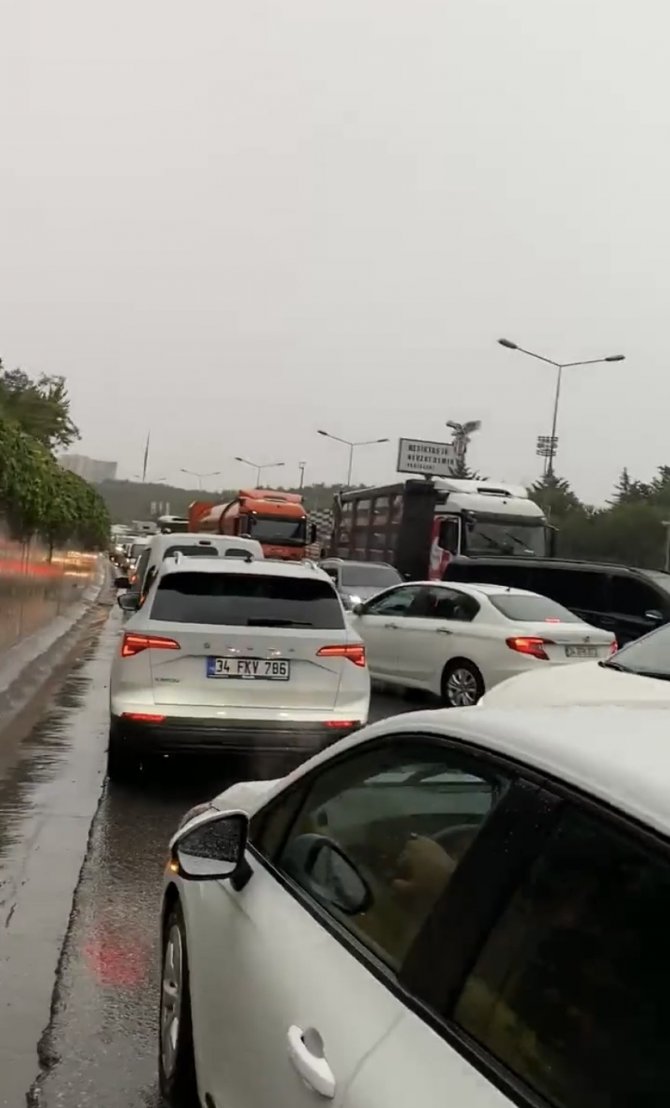 Şile Otobanında Yağış Nedeniyle Araçlar Mahsur Kaldı, Sürücüler Zor Anlar Yaşadı