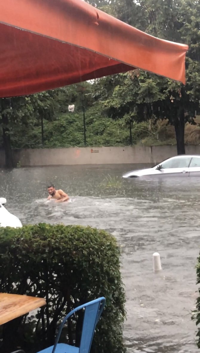 İ̇stanbul’da Güldüren Sel Manzaraları Kamerada