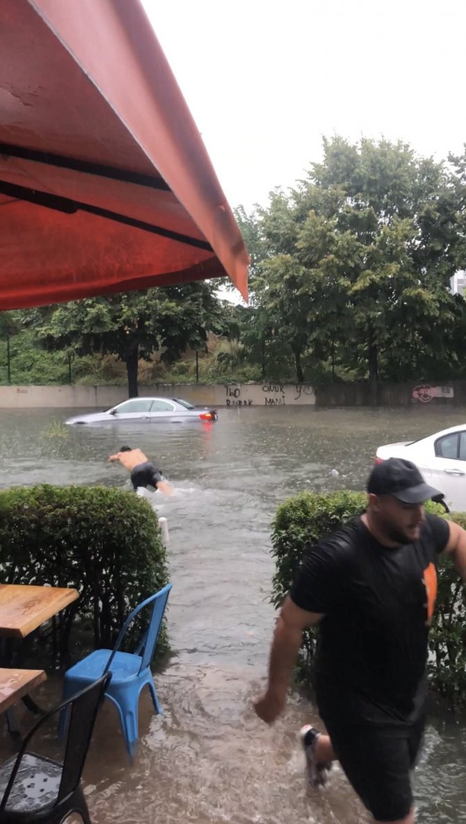 İ̇stanbul’da Güldüren Sel Manzaraları Kamerada