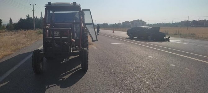 Otomobil Buğday Yüklü Römorka Arkadan Çarptı: 4 Yaralı