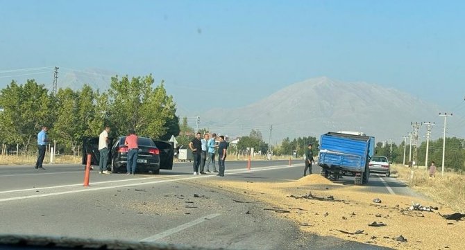 Otomobil Buğday Yüklü Römorka Arkadan Çarptı: 4 Yaralı