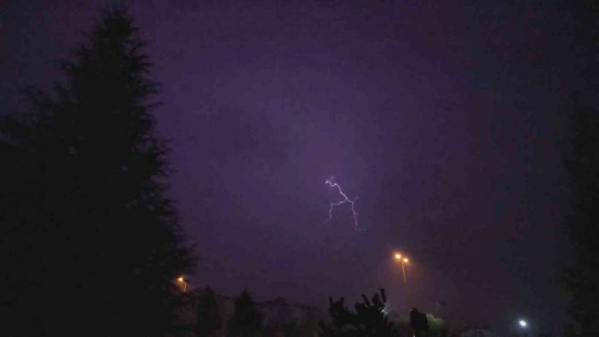 Karabük’te Şimşekler Geceyi Aydınlattı