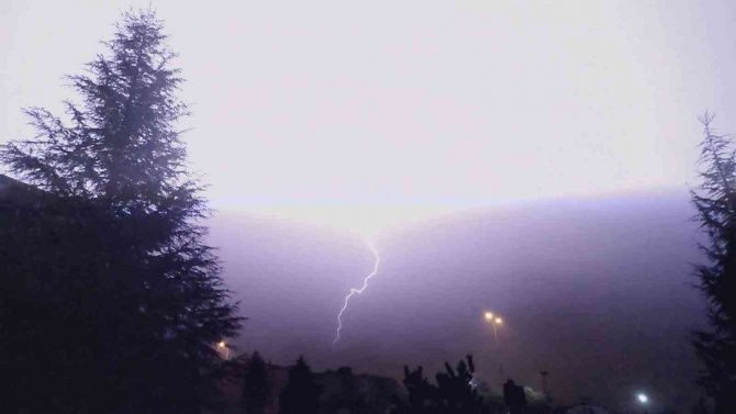 Karabük’te Şimşekler Geceyi Aydınlattı