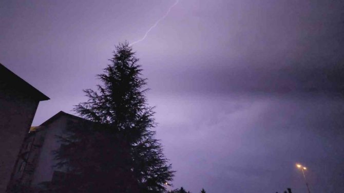 Karabük’te Şimşekler Geceyi Aydınlattı