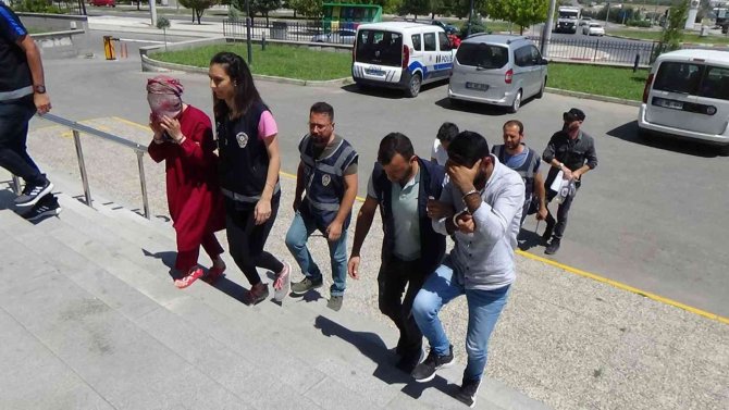 Karaman’da Kuyumcuya Sahte Altın Satan 3 Şüpheliden 1’i Tutuklandı