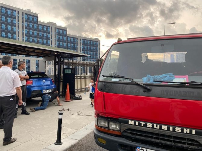 Adliyenin Yaya Girişinden Giren Otomobil Merdivenlerde Asılı Kaldı