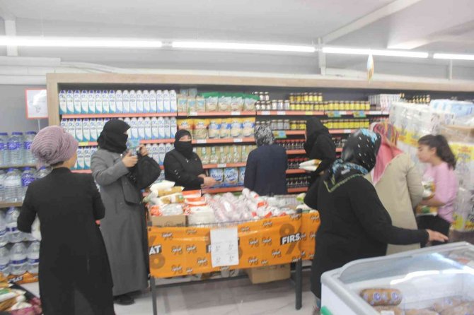 Kilis’te Yüzde 30-40 Ucuzluğu Duyan Markete Koştu