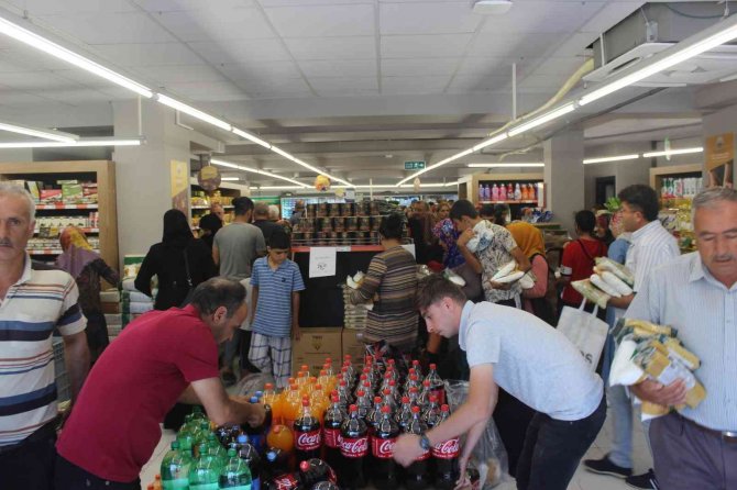 Kilis’te Yüzde 30-40 Ucuzluğu Duyan Markete Koştu