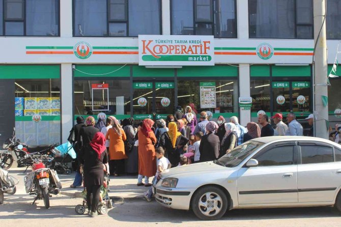 Kilis’te Yüzde 30-40 Ucuzluğu Duyan Markete Koştu