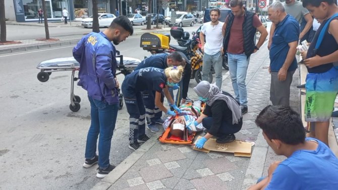 Yürürken Dengesini Kaybetti, Kafasını Kaldırıma Çarparak Yaralandı