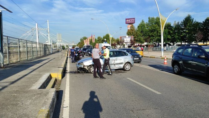 Kaza Yapmamak İçin Direksiyonu Çevirdi, Karşı Yönden Gelen Araca Çarptı: 1 Yaralı