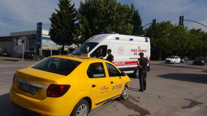 Otomobille Çarpışan Ticari Taksideki 3 Kişi Yaralandı