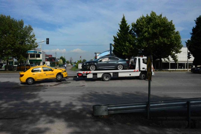 Otomobille Çarpışan Ticari Taksideki 3 Kişi Yaralandı
