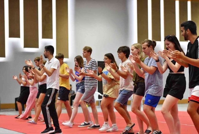 Yabancı Öğrenciler Halayı Sevdi