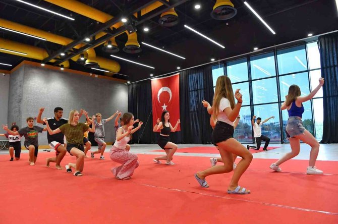 Yabancı Öğrenciler Halayı Sevdi