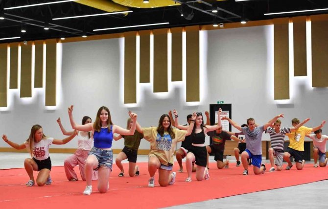 Yabancı Öğrenciler Halayı Sevdi