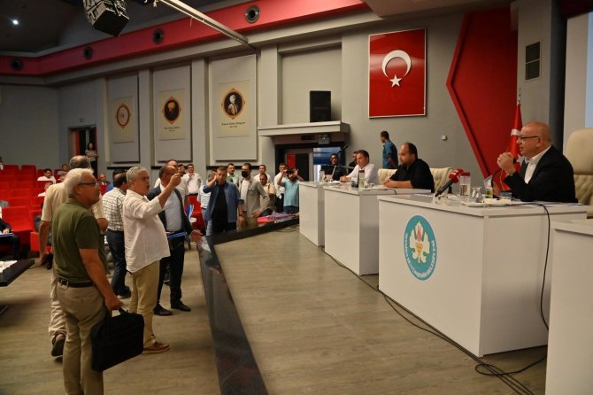 Manisa Büyükşehir Belediye Meclisinde İmar Planı Gerginliği