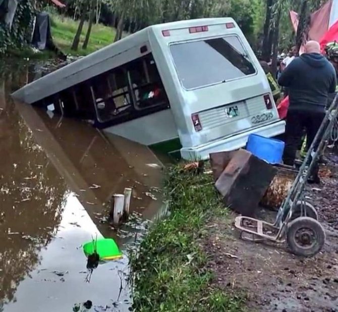Meksika’da Minibüs Su Kanalına Düştü: 7 Yaralı