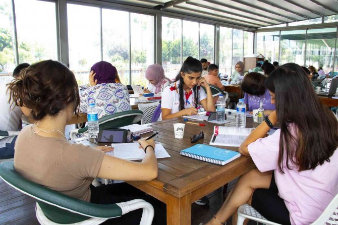 Mersin Büyükşehir Belediyesi Kütüphanesi Öğrencilerin Uğrak Yeri Oldu