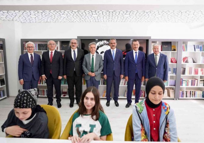 Bakan Özer: “Tüm Okullardaki Kitap Sayısını Yılsonunda 100 Milyona Çıkarmayı Hedefliyoruz"