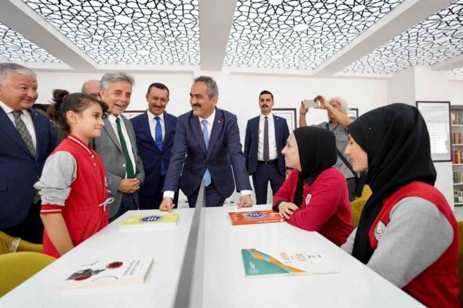 Bakan Özer: “Tüm Okullardaki Kitap Sayısını Yılsonunda 100 Milyona Çıkarmayı Hedefliyoruz"