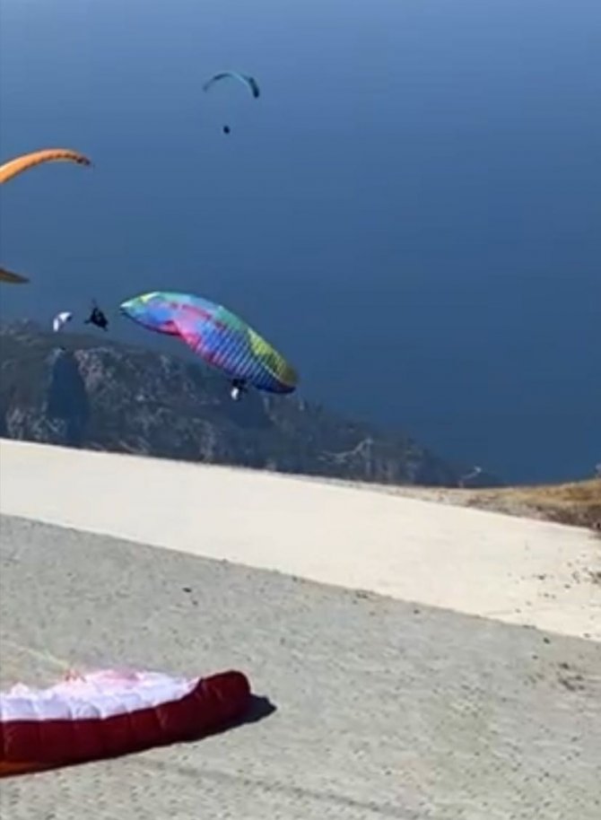 Fethiye’de Paraşütler Birbirine Dolaştı: 4 Yaralı