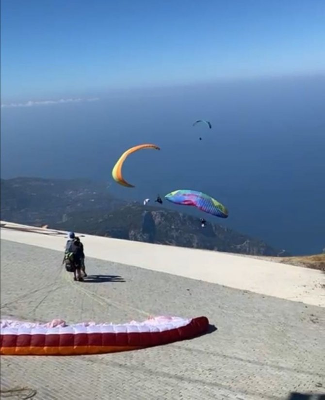 Fethiye’de Paraşütler Birbirine Dolaştı: 4 Yaralı