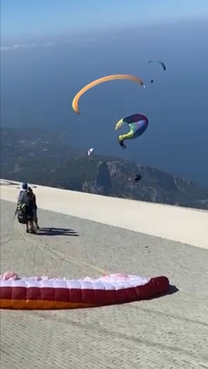 Fethiye’de Paraşütler Birbirine Dolaştı: 4 Yaralı