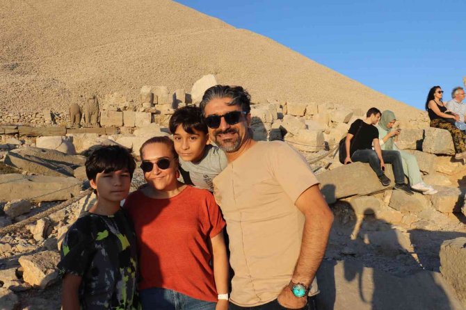 Nemrut Dağı’nda Hafta Sonu Turist Yoğunluğu Yaşandı