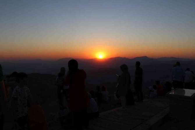 Nemrut Dağı’nda Hafta Sonu Turist Yoğunluğu Yaşandı