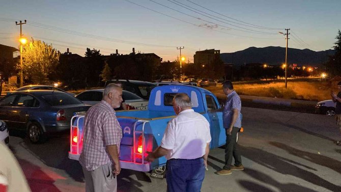 1964 Model Kamyonet Alıcısını Bekliyor