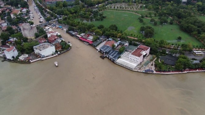 Sağanak Yağış Sonrası İ̇stanbul Boğazı Çamura Bulandı