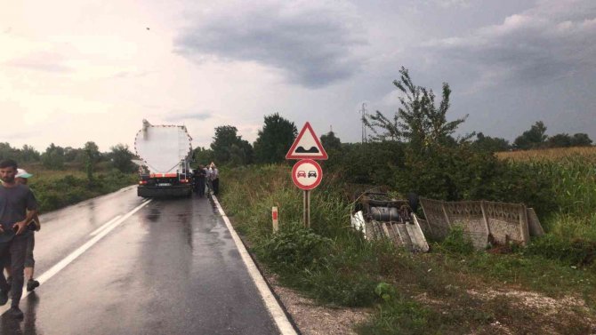 Kamyona Çarpan Hafif Ticari Araç Su Kanalına Düştü