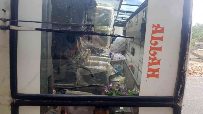 El Freni Çekilmeyen Midibüs Devrildi: 3 Yaralı